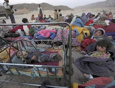 Freezing Pak quake survivors wait for aid
