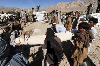 Pak soldiers bring aid to quake survivors