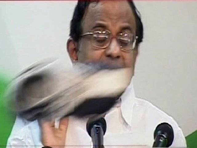 Journalist throws shoe at Indian Home Minister Chidambaram