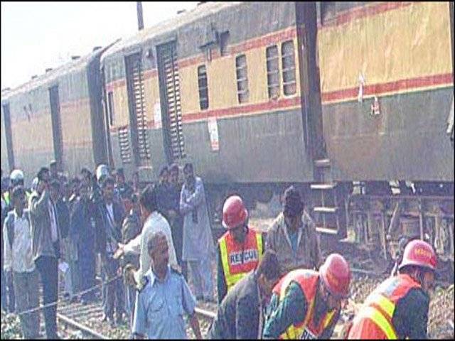 Two bogies of Multan Express derail near Gojra