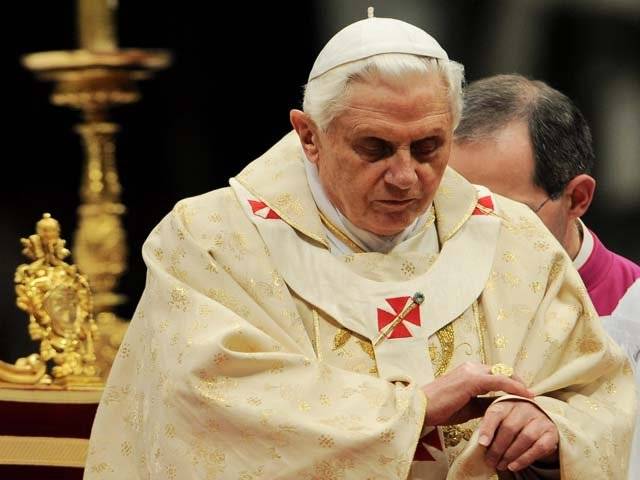 Pope Benedict knocked down by woman at Christmas Mass