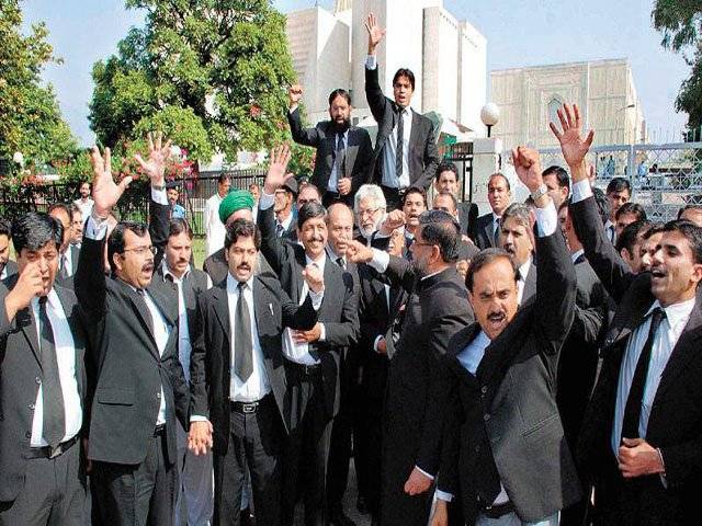 Lawyers protest outside SC: Shout slogans against Law Minister