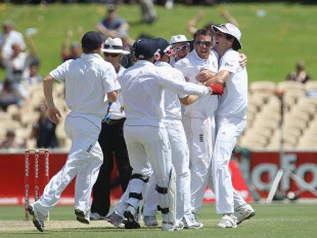England beat Aussies in Adelaide Test by an innings