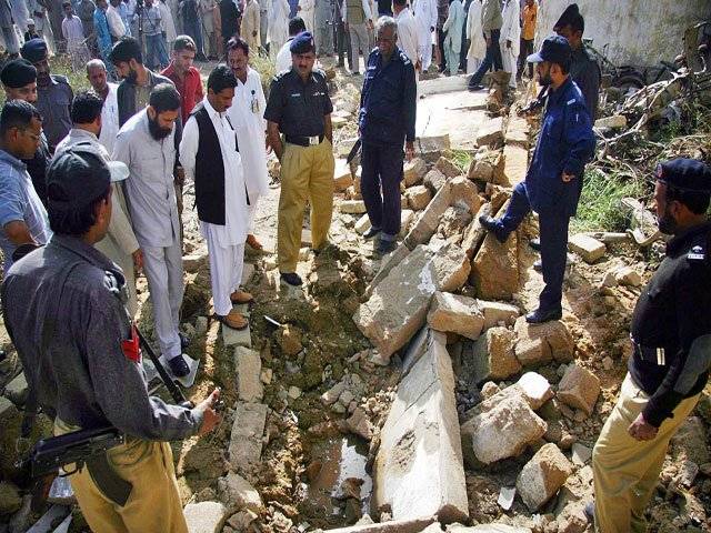 5 injured in twin blasts at Karachi police stations