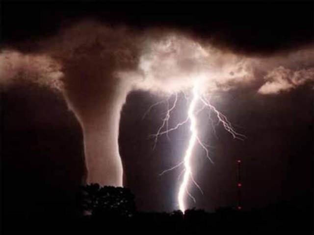 Tornadoes rip across US, 22 dead