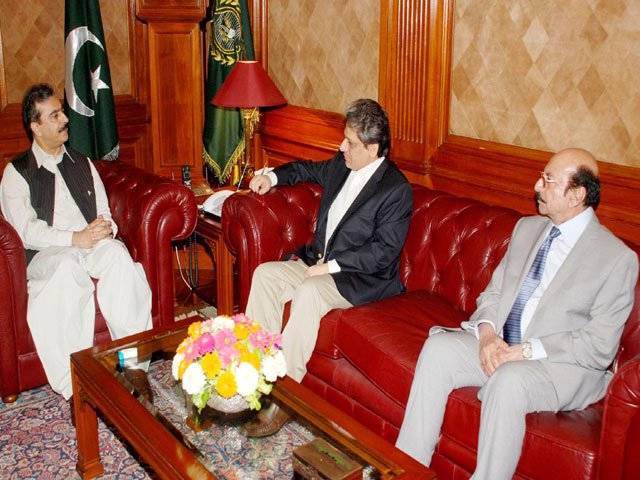 PM meets Sindh Governor, CM on Karachi situation