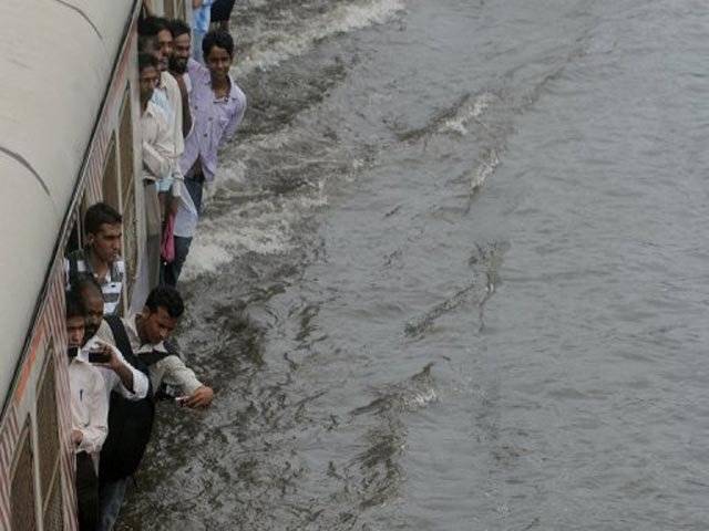 Floods kill 18, displace 100,000 in east India