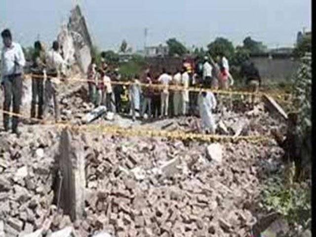2 killed, 10 injured in building collapse in Lahore