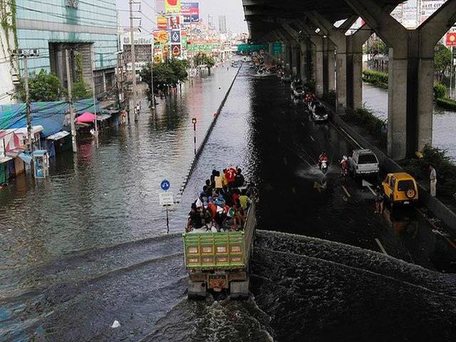 Toll surges to 400 in Thai floods; Bangkok put on alert