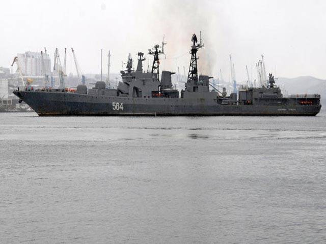 Russian destroyer escorts commercial vessels in Gulf of Aden