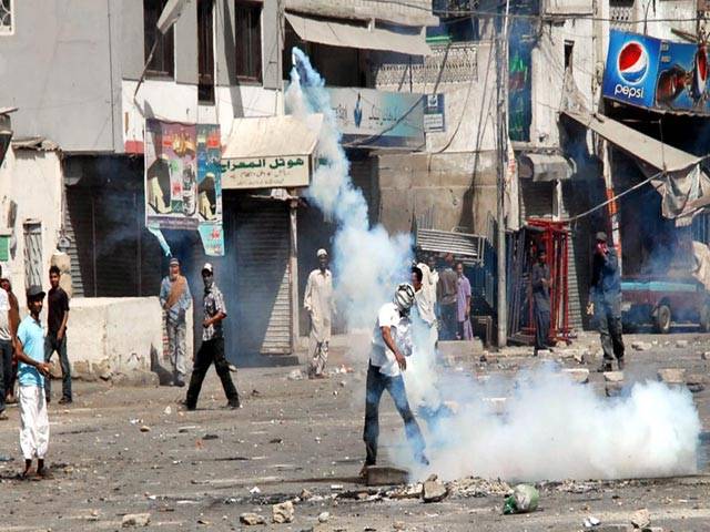 Lyari remains tense as angry mob continue protest