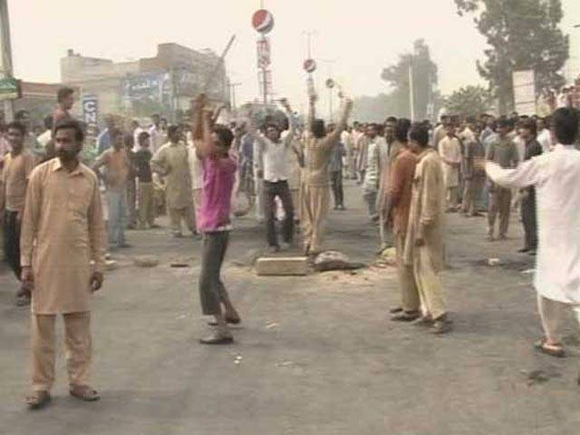Power cut: violent protesters take onto streets in Faisalabad