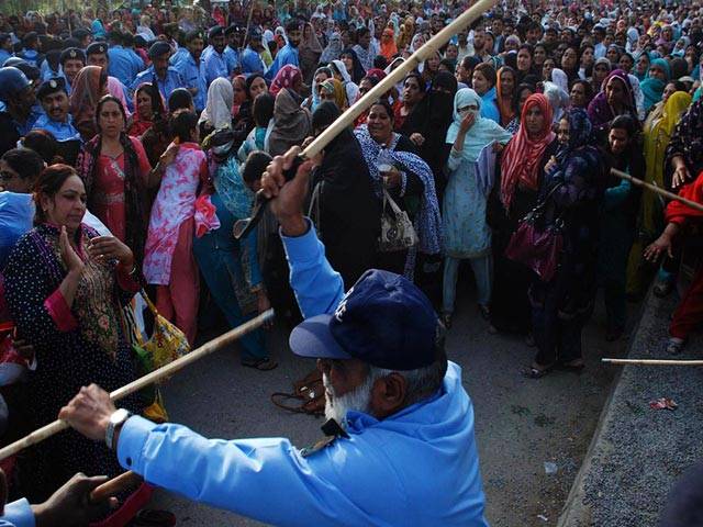 Islamabad cops pound protesting LHWs