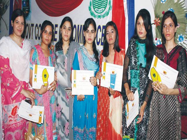 SIALKOT: Position-holders pose for a group photo at annual prize distribution ceremony of Govt Commerce College for Women.–Staff photo