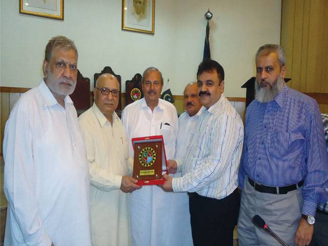 SIALKOT: Surgical Association Chairman Jehangir Bajwa presents a shield to Chief Inland Revenue Commissioner Iftikhar Qutab.–Staff photo