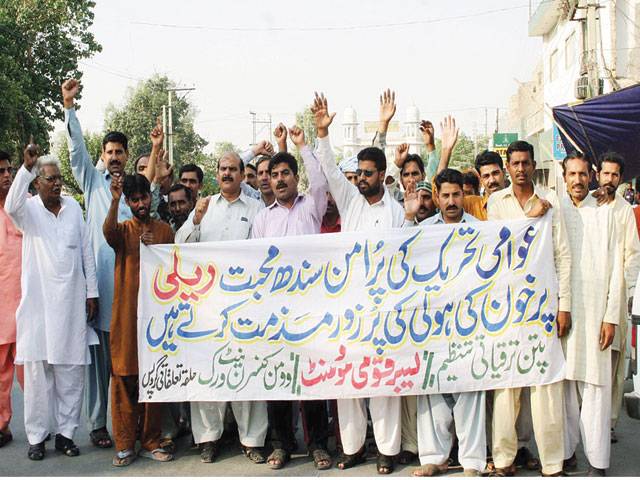 FAISALABAD: Activists of Labour Qaumi Movement protest against killings in Karachi, outside Press Club.–Online