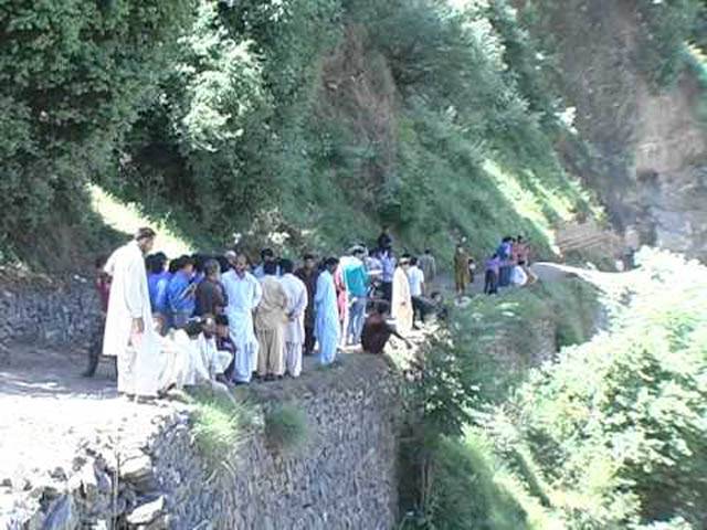 2 killed, 16 injured as van fell into ravine in Azad Kashmir 