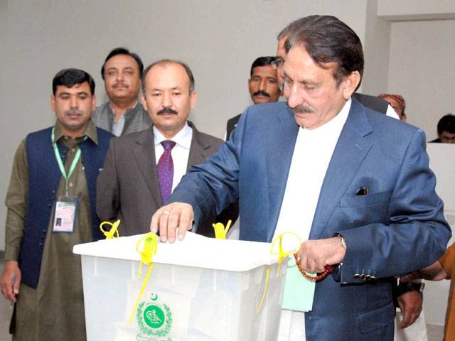CJP Iftikhar Muhammad Chaudhry casts vote in Quetta