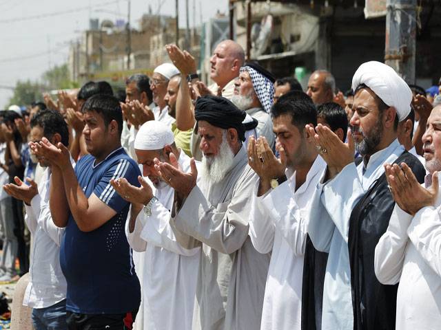 Iraqi Shi'ite radical cleric Muqtada al-Sadr delivers a sermon