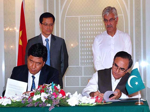 Pakistan, China join hands to cooperate in energy, mass transit