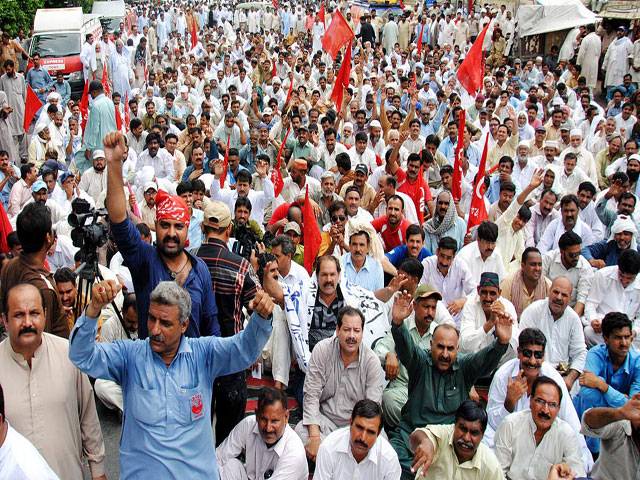 Activists of Pakistan Wapda Hydroelectric Labor Union hold a demonstration in support of their demands at District Council Chowk, Faisalabad.