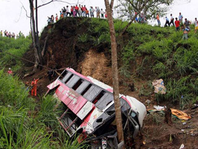 Minibus crash kills 20 in northern India