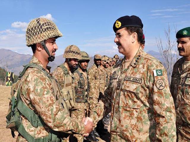 Army Chief visits forward positions along LoC