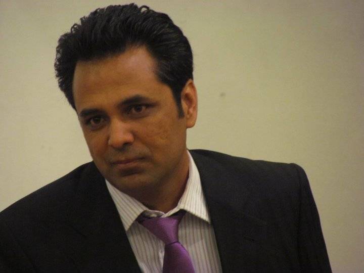 Journalist Talat Hussain robbed