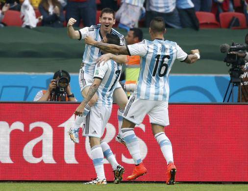 Messi fires Argentina into the Round of 16