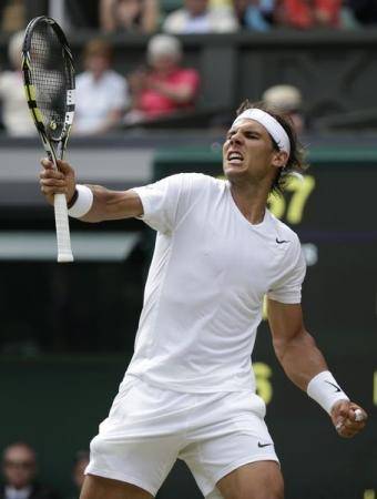Wimbledon: Nadal digs deep to reach third round