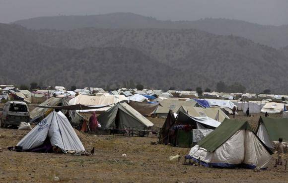 Thousands of Pakistani refugees pour into Afghanistan