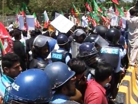 PTI workers mishandle Police cop in Islamabad