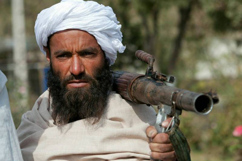 Key Taliban commander, three others handed over to Pakistan