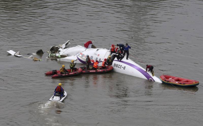 TransAsia Airways crashs in Taipei, at least 11 dead