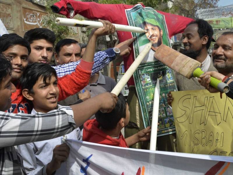 Angry Pakistani fans stage mock funeral for green shirts