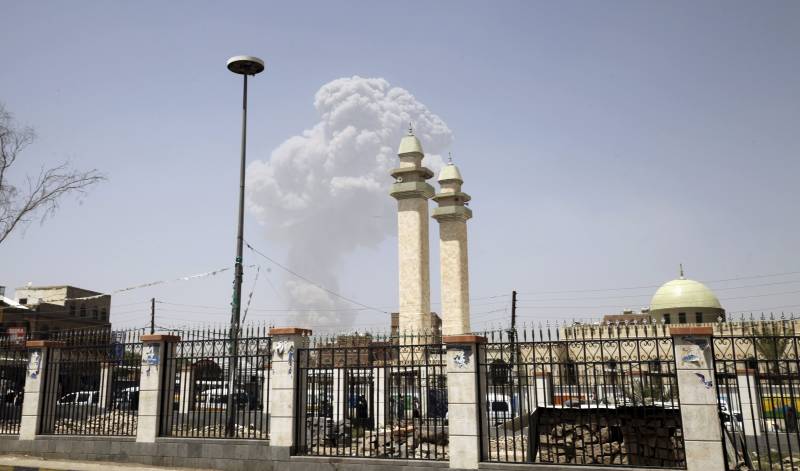 Huge expolsions jolt Yemen capital, seven killed