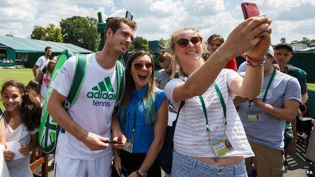 Selfie sticks banned at Wimbledon