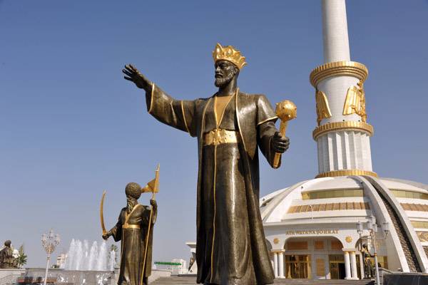PM visits Independence Monument in Turkmenistan 