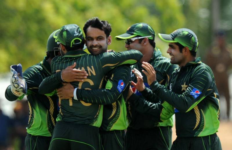 Pakistan look to chase 256 after Hafeez' career best bowling figures