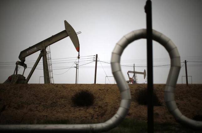 Large U.S. crude stocks cause oil to fall 