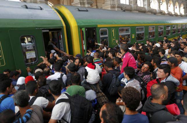 Migrants pour into Budapest train station, causing confusion