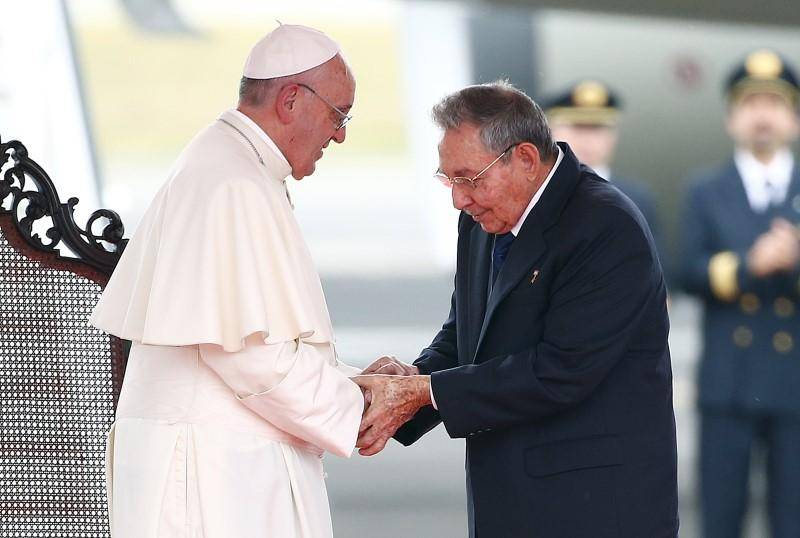 Pope tells U.S. and Cuba to push detente further