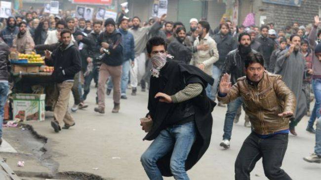 People stage anti-India demonstrations in Srinagar