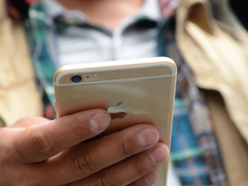 Mobile phones may lead to a huge decrease in fertility rates