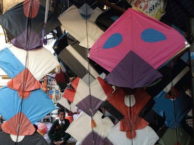 Four held with over 50,000 kites, strings in Multan