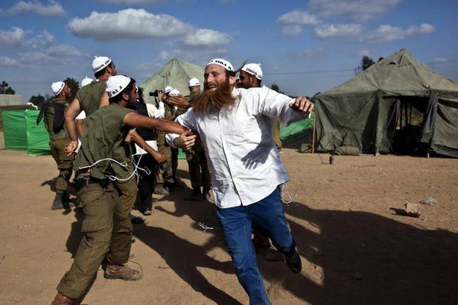 Rabbis protest against Israeli military's orders curtailing beards