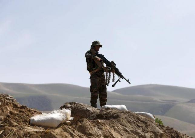 Afghan forces battle to push Taliban from southern highway
