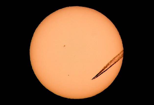 Earthlings watch as tiny Mercury sails past the sun