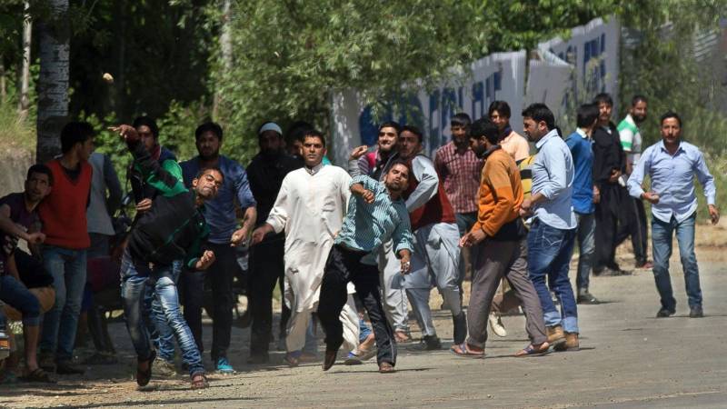 Kashmir villagers rise up, foil rebel-hunting Indian troops 