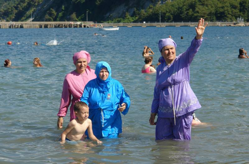 Three more French towns set to join burkini ban as PM gives backing